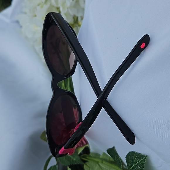 NWT BLACK BETSEY JOHNSON CAT EYE SUNGLASSES - Picture 4 of 4